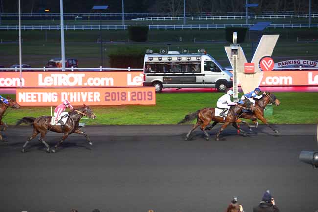 Photo d'arrivée de la course pmu PRIX DE COURTEILLES à PARIS-VINCENNES le Samedi 22 décembre 2018