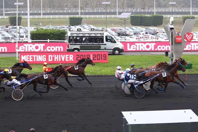 Photo d'arrivée de la course pmu PRIX DE CRESSERONS à PARIS-VINCENNES le Dimanche 30 décembre 2018