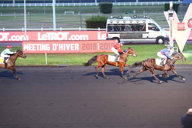Photo d'arrivée de la course pmu PRIX DE LOUVIERS à PARIS-VINCENNES le Jeudi 7 février 2019