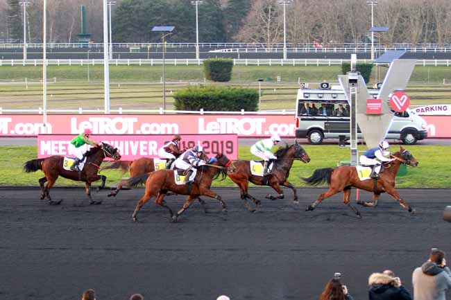 Photo d'arrivée de la course pmu PRIX DE CAUSSADE à PARIS-VINCENNES le Mardi 12 février 2019