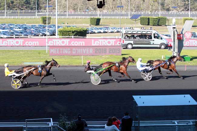 Photo d'arrivée de la course pmu PRIX OVIDE MOULINET à PARIS-VINCENNES le Dimanche 17 février 2019