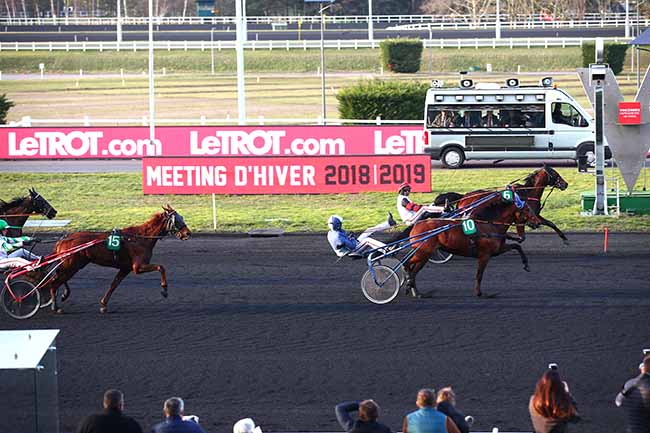 Photo d'arrivée de la course pmu PRIX DE CARQUEBUT à PARIS-VINCENNES le Lundi 18 février 2019