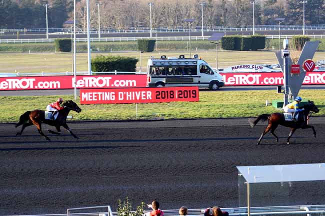 Photo d'arrivée de la course pmu PRIX DE POUGUES-LES-EAUX à PARIS-VINCENNES le Mercredi 27 février 2019