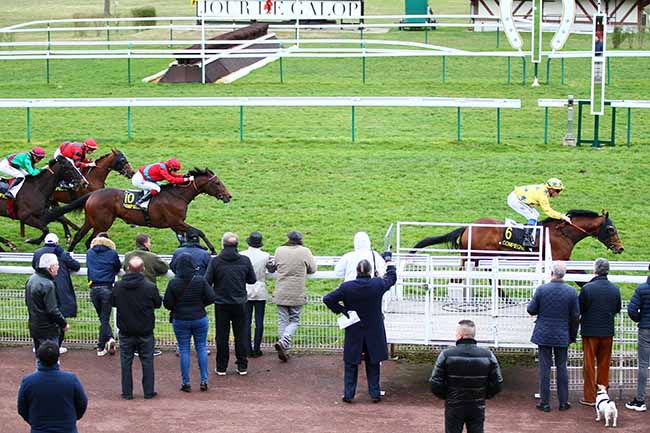 Photo d'arrivée de la course pmu PRIX D'AUTRECHES à COMPIEGNE le Mercredi 6 mars 2019