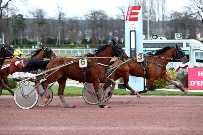 Photo d'arrivée de la course pmu PRIX QUICK WILLIAMS à ENGHIEN le Mardi 12 mars 2019