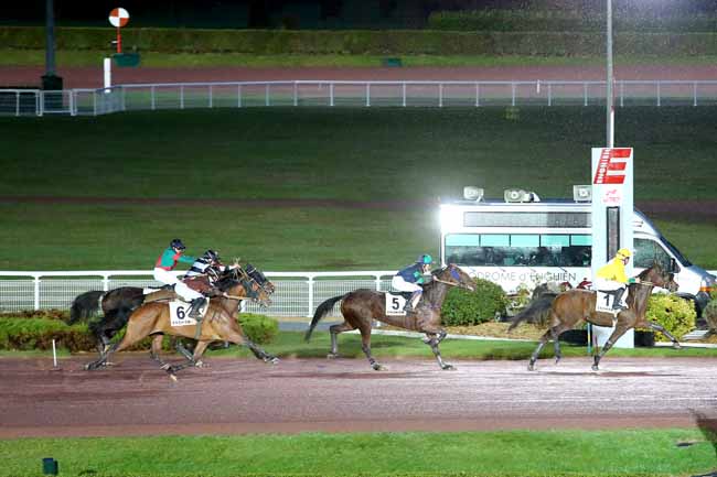 Photo d'arrivée de la course pmu PRIX DE BAGNOLET à ENGHIEN le Mardi 12 mars 2019