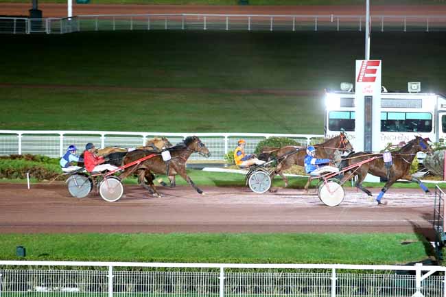 Photo d'arrivée de la course pmu PRIX DU GAVE à ENGHIEN le Mardi 12 mars 2019