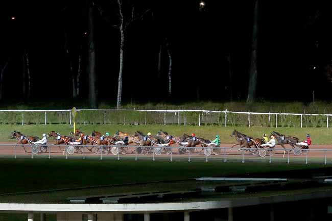 Photo d'arrivée de la course pmu PRIX DE L'ALENE D'OR à ENGHIEN le Mardi 12 mars 2019