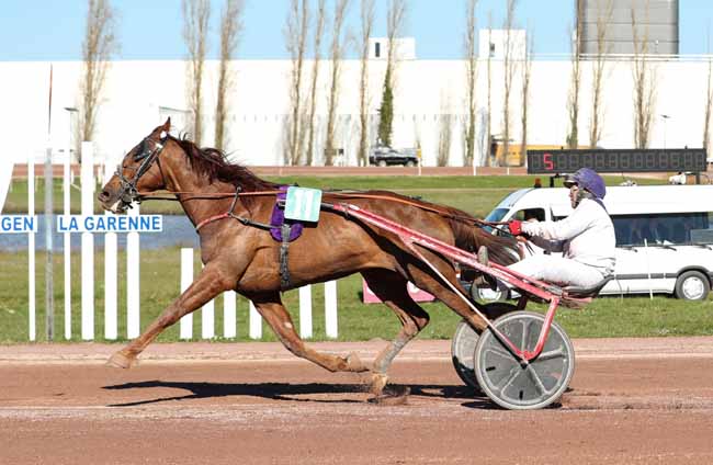 Photo d'arrivée de la course pmu PRIX ROGER LAGENEBRE à AGEN LE PASSAGE le Mercredi 20 mars 2019