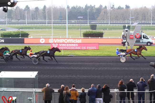 Photo d'arrivée de la course pmu PRIX DE GUEUGNON à PARIS-VINCENNES le Samedi 23 mars 2019