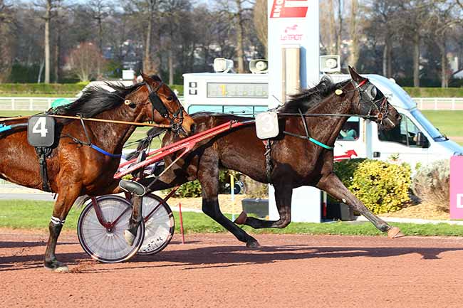 Photo d'arrivée de la course pmu PRIX DE L'ISERE à ENGHIEN le Mardi 26 mars 2019