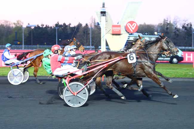 Photo d'arrivée de la course pmu PRIX GRATIA à PARIS-VINCENNES le Vendredi 5 avril 2019