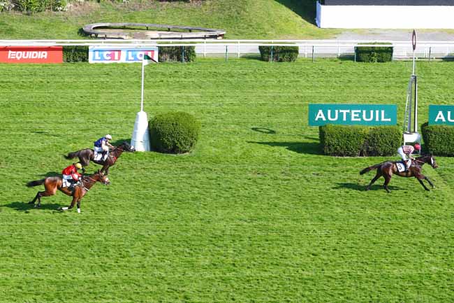 Photo d'arrivée de la course pmu PRIX PHILIPPE MENAGER à AUTEUIL le Jeudi 11 avril 2019