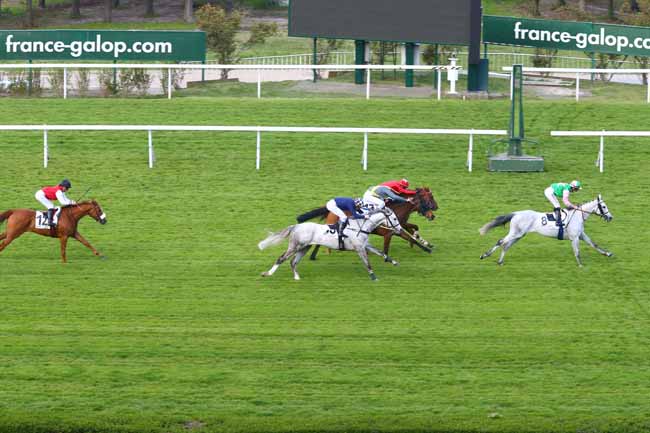 Photo d'arrivée de la course pmu PRIX DE LA HUME à SAINT-CLOUD le Vendredi 12 avril 2019