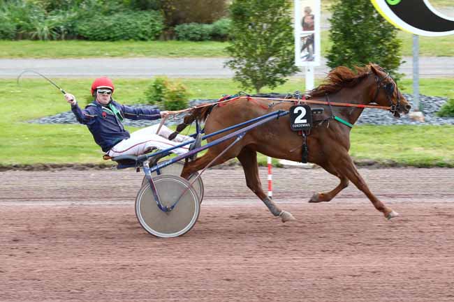 Photo d'arrivée de la course pmu PRIX DE LA VILLE DE ST-ETIENNE-DE-MONTLUC à CORDEMAIS le Mercredi 17 avril 2019