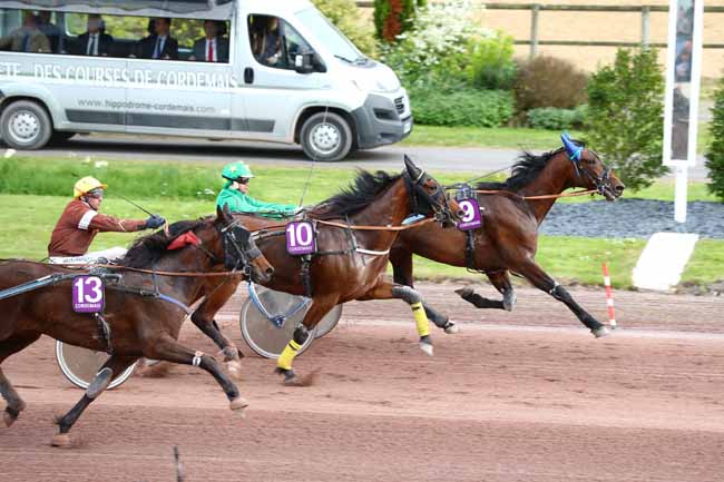Photo d'arrivée de la course pmu PRIX DE LA VILLE DE COUERON à CORDEMAIS le Mercredi 17 avril 2019