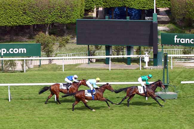 Photo d'arrivée de la course pmu PRIX NASRULLAH à SAINT-CLOUD le Jeudi 18 avril 2019