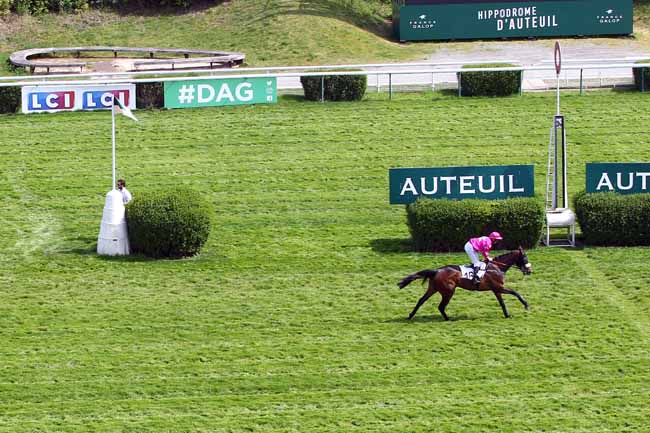 Photo d'arrivée de la course pmu PRIX NOTRE DAME DE PARIS - PRIX DU PRESIDENT DE LA REPUBLIQUE à AUTEUIL le Dimanche 21 avril 2019