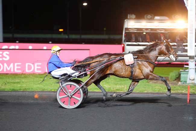 Photo d'arrivée de la course pmu PRIX LIBUSSA à PARIS-VINCENNES le Vendredi 26 avril 2019