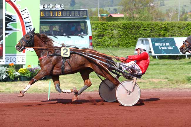 Photo d'arrivée de la course pmu PRIX DE LA VILLE DE SAINT-GALMIER à SAINT GALMIER le Mardi 30 avril 2019