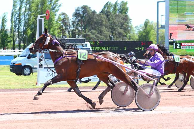 Photo d'arrivée de la course pmu PRIX DE SAINT-DIDIER-LA-FORET à VICHY le Mardi 14 mai 2019