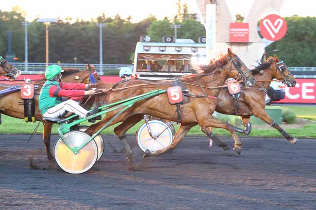 Photo d'arrivée de la course pmu PRIX ALPHONSE SOURROUBILLE à PARIS-VINCENNES le Mardi 28 mai 2019