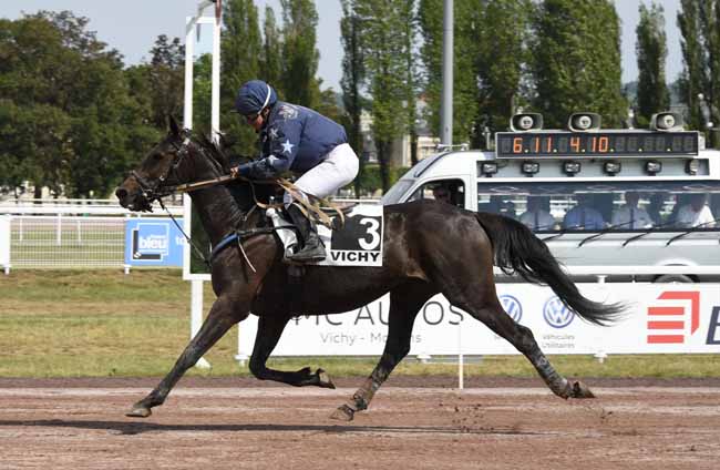Photo d'arrivée de la course pmu PRIX JEAN TORTEL à VICHY le Mardi 4 juin 2019