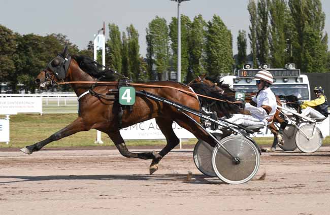 Photo d'arrivée de la course pmu PRIX DE DORNES à VICHY le Mardi 4 juin 2019