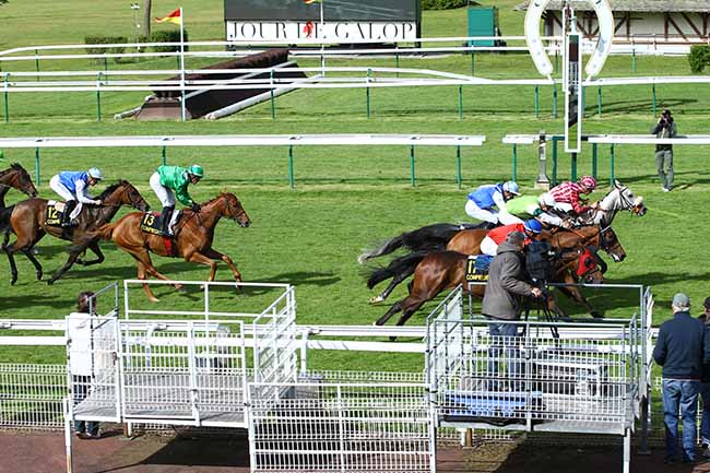 Photo d'arrivée de la course pmu PRIX DE CHAMPIGNOL à COMPIEGNE le Vendredi 7 juin 2019