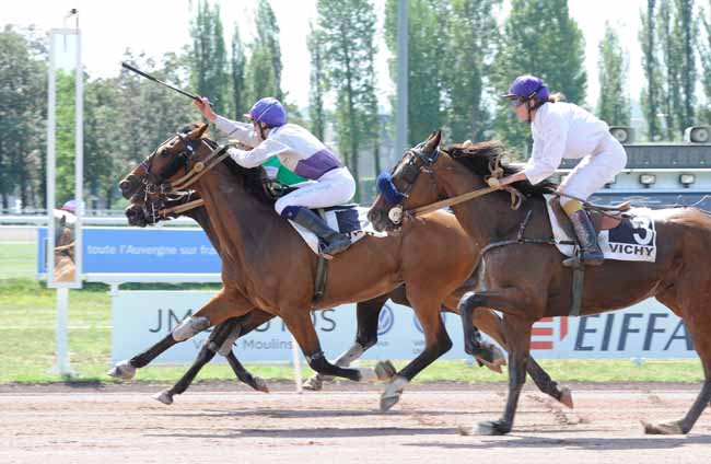 Photo d'arrivée de la course pmu PRIX DE CARPENTRAS à VICHY le Mercredi 26 juin 2019
