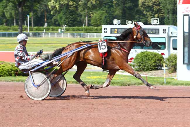 Photo d'arrivée de la course pmu PRIX DE LA PLACE DU COMMERCE à ENGHIEN le Mercredi 26 juin 2019