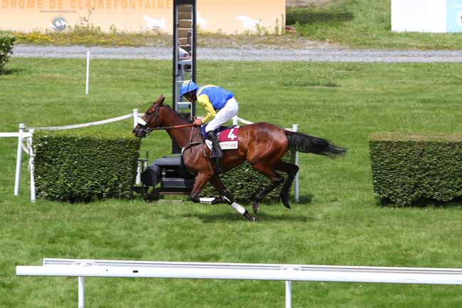 Photo d'arrivée de la course pmu PRIX CONFIANCE - FEMMES ET CHALLENGES à CLAIREFONTAINE le Lundi 1 juillet 2019
