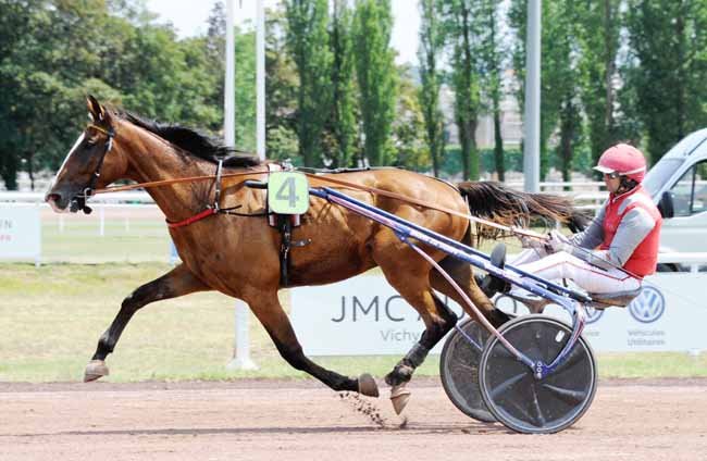 Photo d'arrivée de la course pmu PRIX JEROME SALAMANI à VICHY le Mardi 2 juillet 2019
