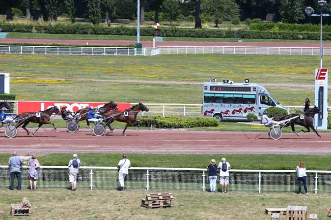 Photo d'arrivée de la course pmu PRIX DE MENILMONTANT à ENGHIEN le Mercredi 3 juillet 2019