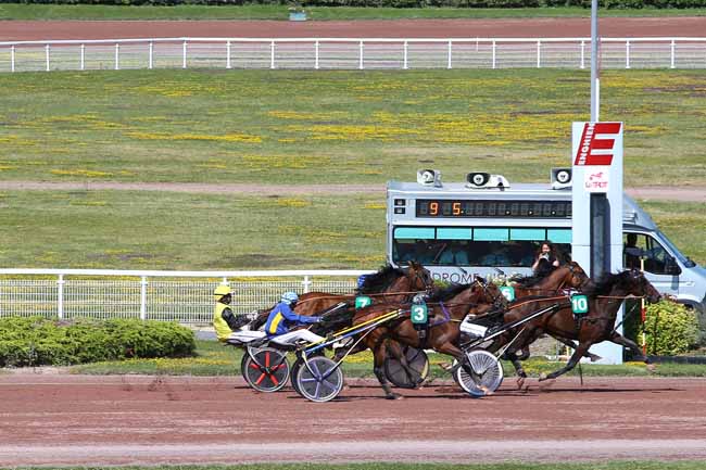 Photo d'arrivée de la course pmu PRIX DE LA MADELEINE à ENGHIEN le Mercredi 3 juillet 2019