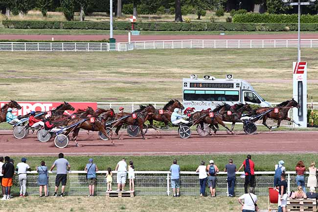 Photo d'arrivée de la course pmu PRIX DU LOUVRE à ENGHIEN le Samedi 13 juillet 2019