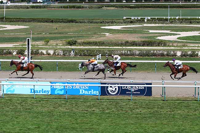 Photo d'arrivée de la course pmu PRIX DES GENTLEMEN-RIDERS ET CAVALIERES à DEAUVILLE le Dimanche 28 juillet 2019