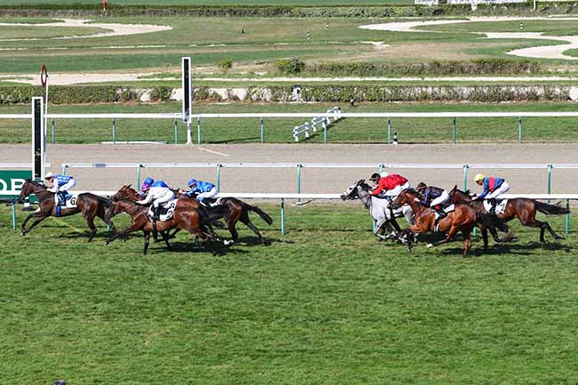 Photo d'arrivée de la course pmu PRIX DU MEZERAY à DEAUVILLE le Vendredi 2 août 2019