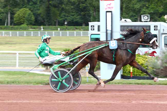 Photo d'arrivée de la course pmu PRIX D'AIGREMONT à ENGHIEN le Dimanche 4 août 2019
