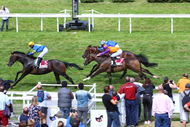Photo d'arrivée de la course pmu PRIX DJAKAO à CLAIREFONTAINE le Vendredi 9 août 2019