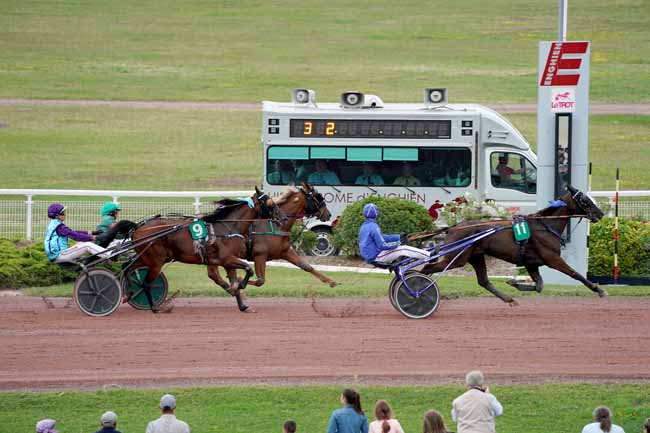 Photo d'arrivée de la course pmu PRIX DES GRANDES CARRIERES à ENGHIEN le Mardi 13 août 2019