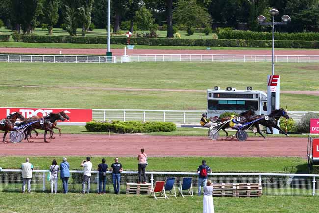 Photo d'arrivée de la course pmu PRIX DE VAUVILLERS à ENGHIEN le Mercredi 14 août 2019