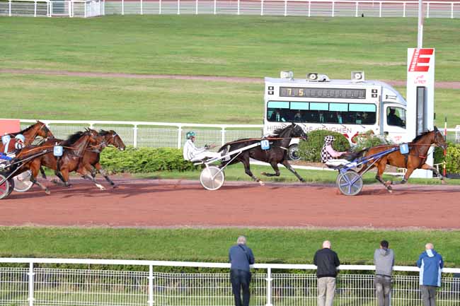 Photo d'arrivée de la course pmu PRIX DE SAULIEU à ENGHIEN le Lundi 30 septembre 2019