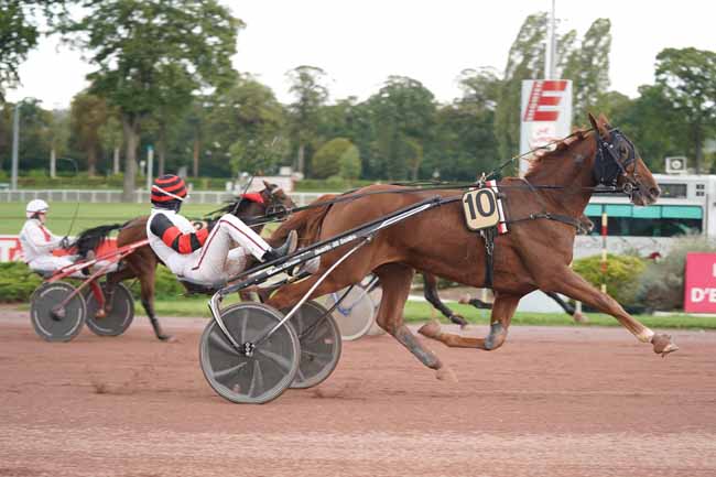 Photo d'arrivée de la course pmu PRIX DE LA PLACE DES VOSGES à ENGHIEN le Mercredi 9 octobre 2019