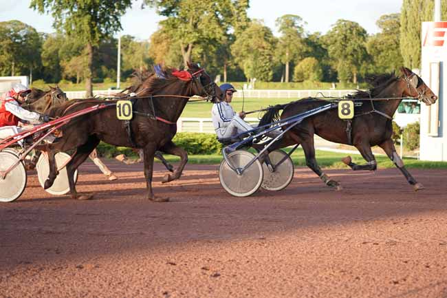 Photo d'arrivée de la course pmu PRIX DE LA PORTE DU PRE-SAINT-GERVAIS à ENGHIEN le Jeudi 10 octobre 2019