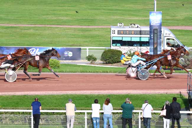 Photo d'arrivée de la course pmu PRIX ARMAND DE BELLAIGUE à ENGHIEN le Lundi 14 octobre 2019