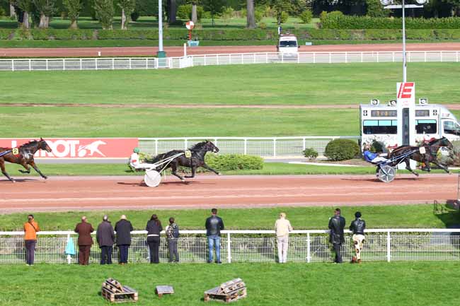 Photo d'arrivée de la course pmu PRIX DE LA PLACE SAINT-CHARLES à ENGHIEN le Lundi 21 octobre 2019