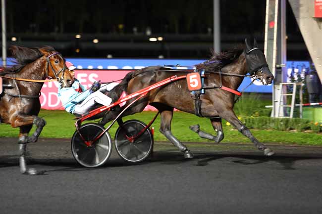 Photo d'arrivée de la course pmu PRIX MARCEL DEJEAN à PARIS-VINCENNES le Vendredi 25 octobre 2019
