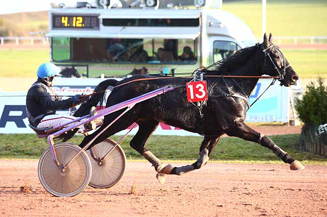 Photo d'arrivée de la course pmu GRAND PRIX DES AMATEURS à MAUQUENCHY le Mercredi 20 novembre 2019