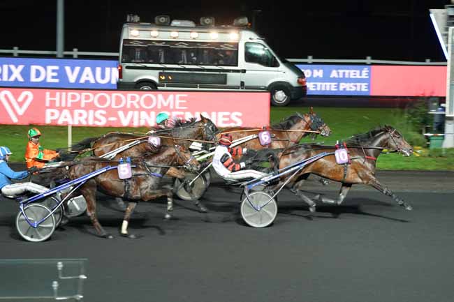 Photo d'arrivée de la course pmu PRIX DE VAUMAS à PARIS-VINCENNES le Samedi 23 novembre 2019